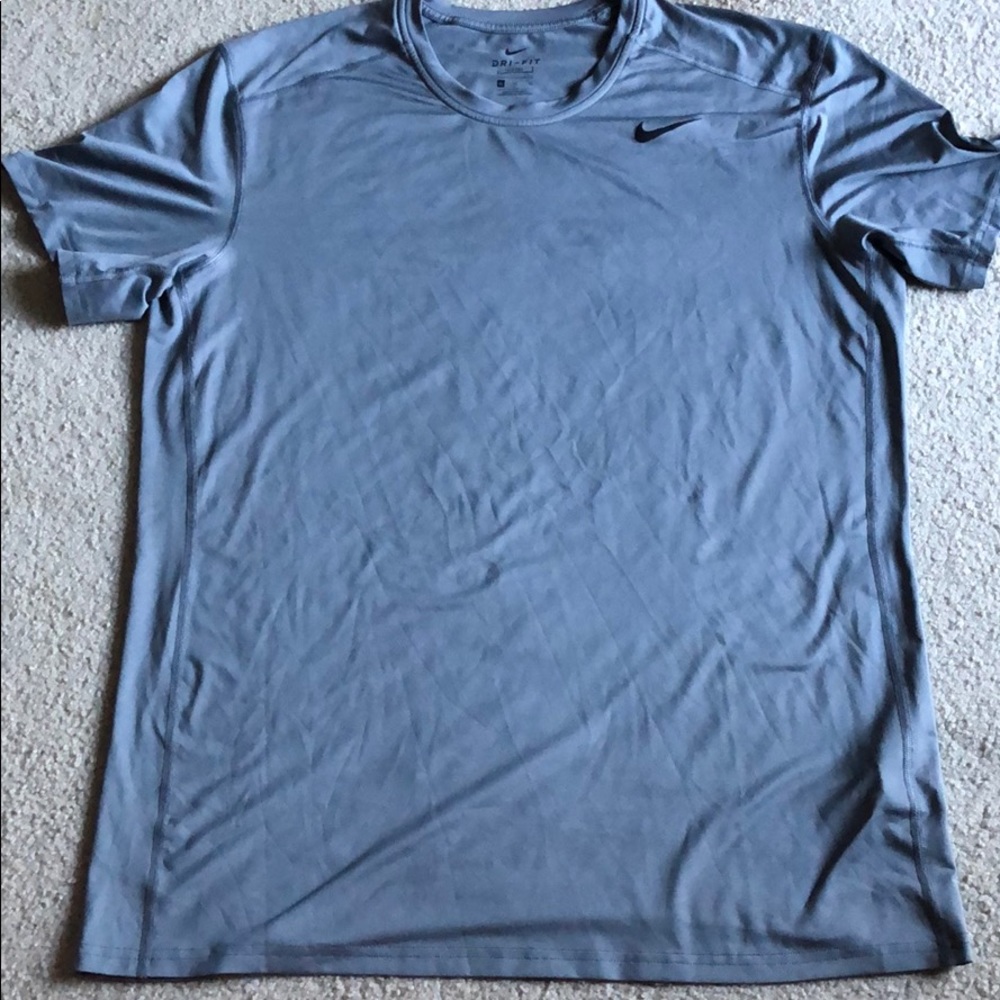 Nike men’s dri fit fitted style top in size XL